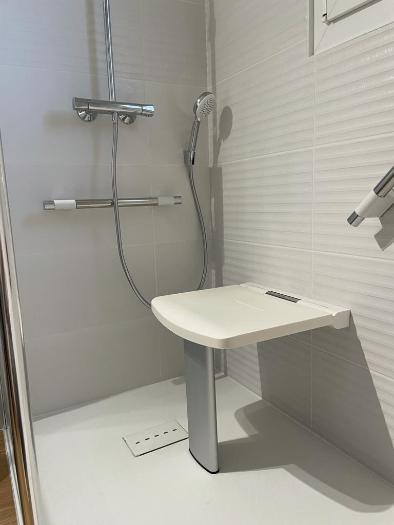 Le siège ergonomique de salle de bain : un équipement préventif au cœur d’une douche
